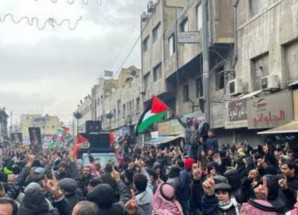 أردنيون يتظاهرون احتجاجا على القصف الإسرائيلي المتواصل على غزة